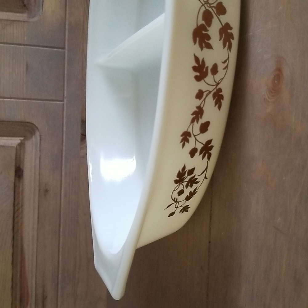 Vintage Pyrex Golden Acorn Divided Serving Dish - Picture 2 of 16